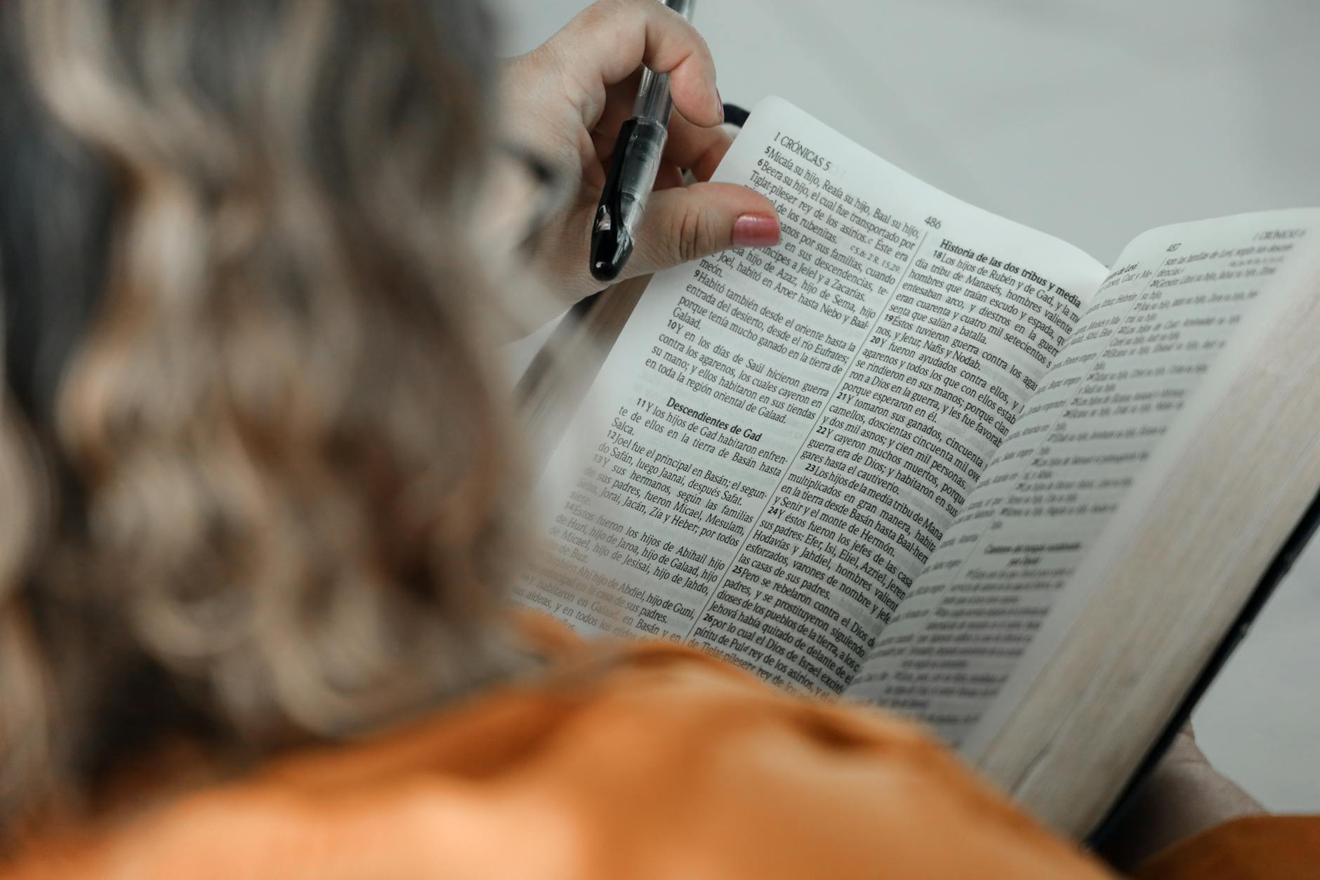 Co zmieniło się, gdy zaczęłam czytać Psalmy Kobieta czyta Biblię z Psalmami, zaznaczając wersety długopisem